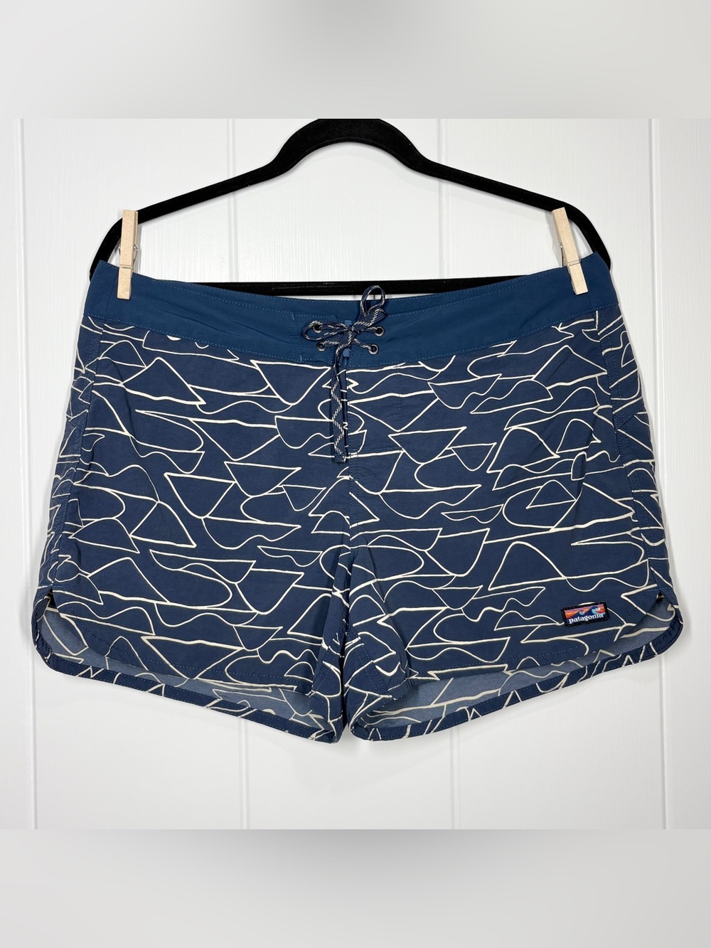 Patagonia Wavefarer Boardshorts in Blue Geometric Wildlands Line Pattern Size 12